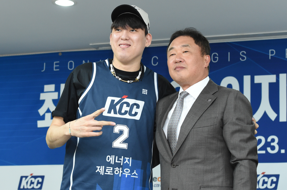 '돈이냐, 선수냐' FA 경쟁 끝나지 않았다…'2라운드' 보상제도 놓고 …