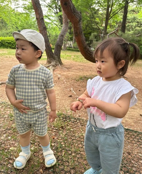 한지혜 딸♥전혜빈 아들, 모닝 공원 데이트…'꽃팔찌 받고 귀요미 미소'