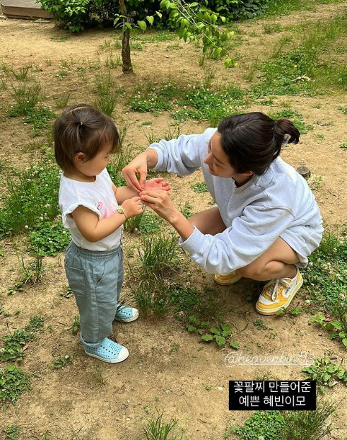 한지혜 딸♥전혜빈 아들, 모닝 공원 데이트…'꽃팔찌 받고 귀요미 미소'