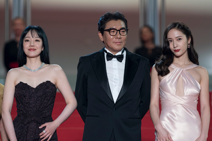 "칸 영화제의 품격을 높여줬다"…칸 달군 '거미집' 송강호→정수정, 12…