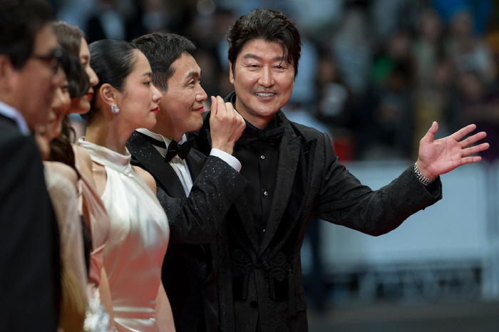 "칸 영화제의 품격을 높여줬다"…칸 달군 '거미집' 송강호→정수정, 12…