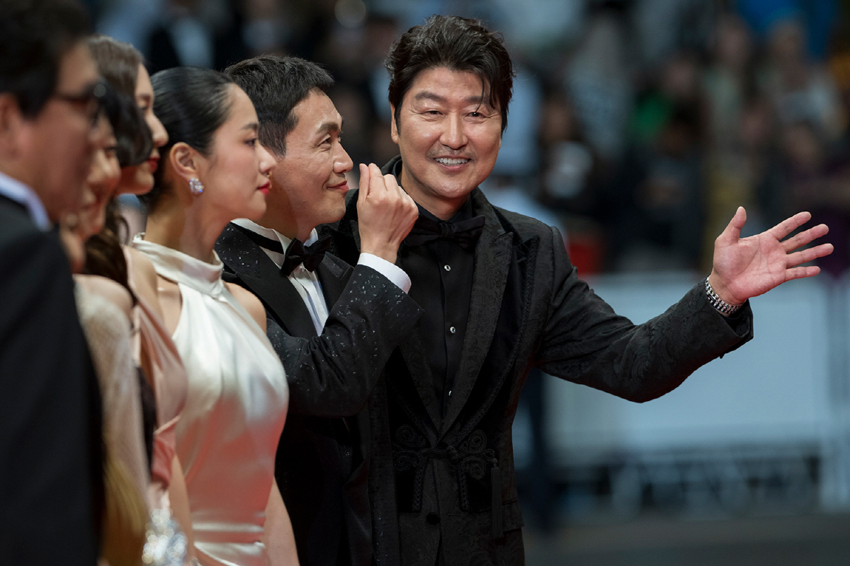 "칸 영화제의 품격을 높여줬다"…칸 달군 '거미집' 송강호→정수정, 12…