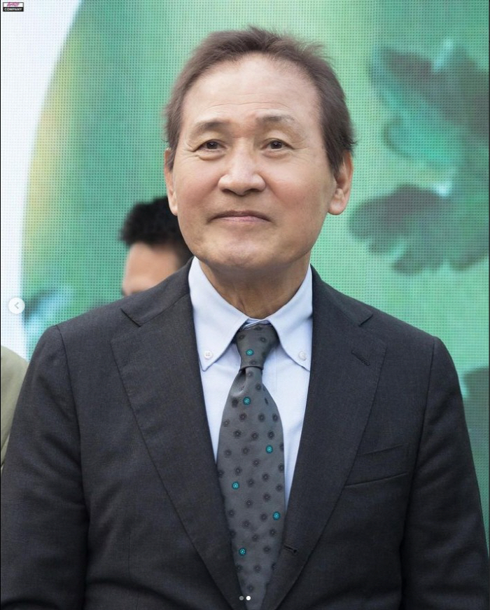 '혈액암 투병' 안성기, 모자 마스크 벗고 건강해진 근황 "들꽃영화상 공…