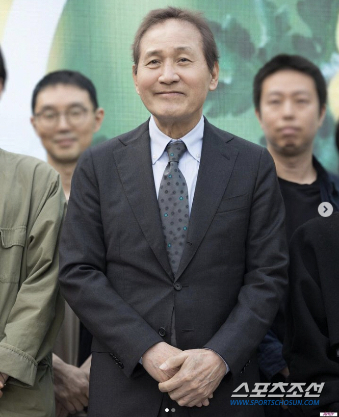 [종합]'국민 배우' 안성기, 모자 벗을 정도로 건강 회복. 혈액암 투병…