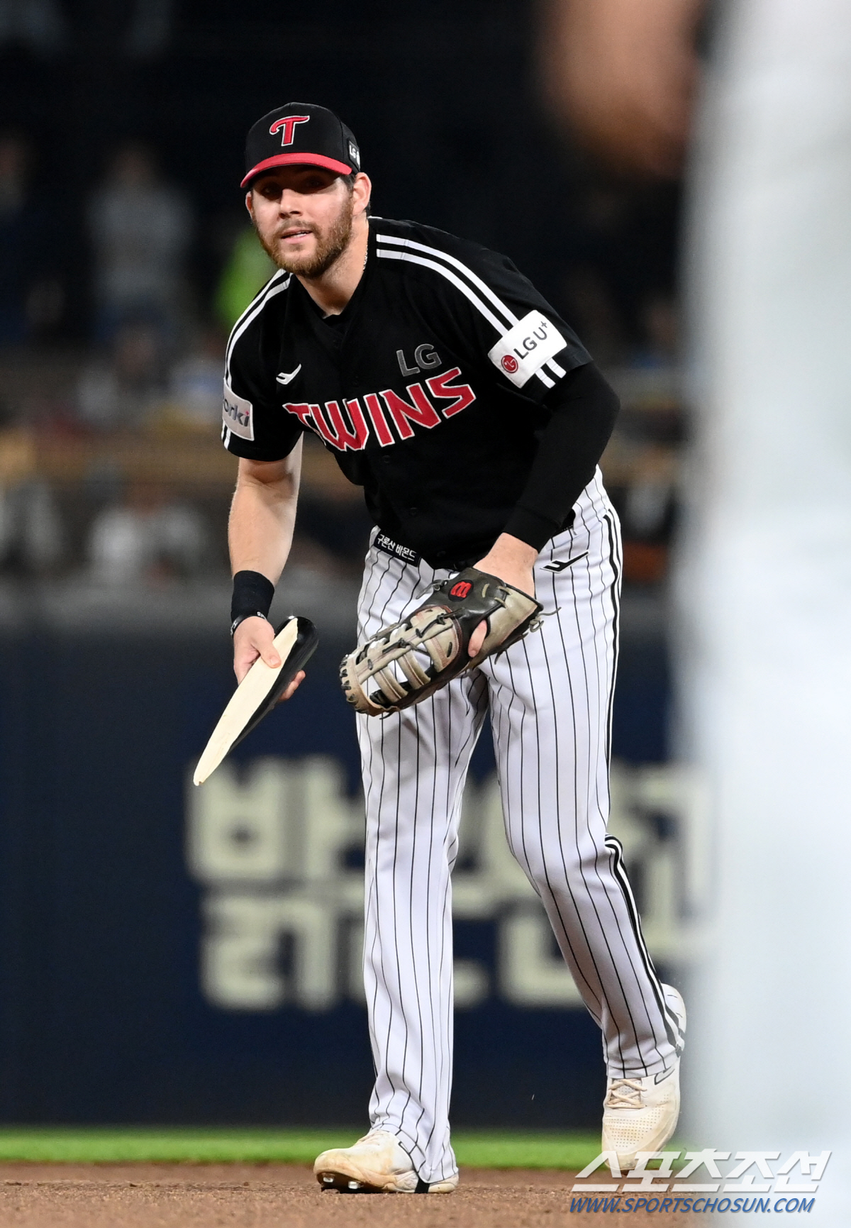 배트보이도 웃게 만든 잠실 오씨의 너스레, 부러진 배트조각 들고 선보인 …