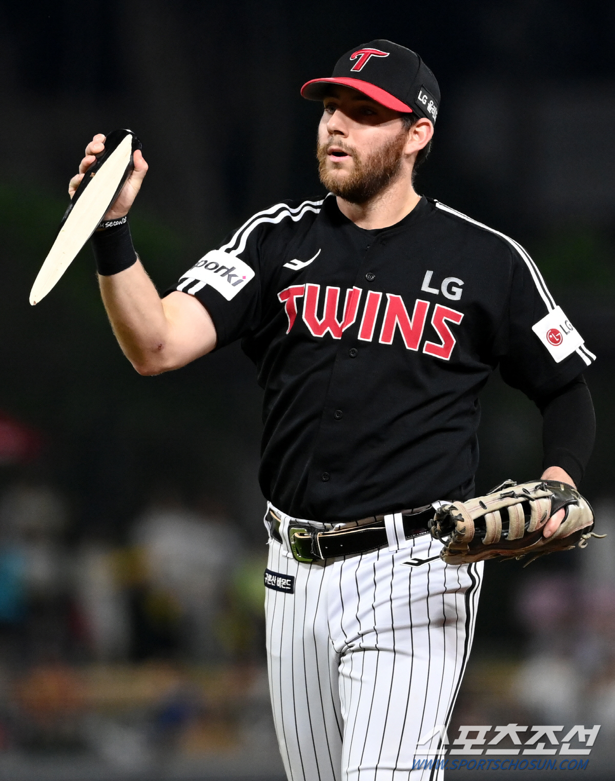 배트보이도 웃게 만든 잠실 오씨의 너스레, 부러진 배트조각 들고 선보인 …