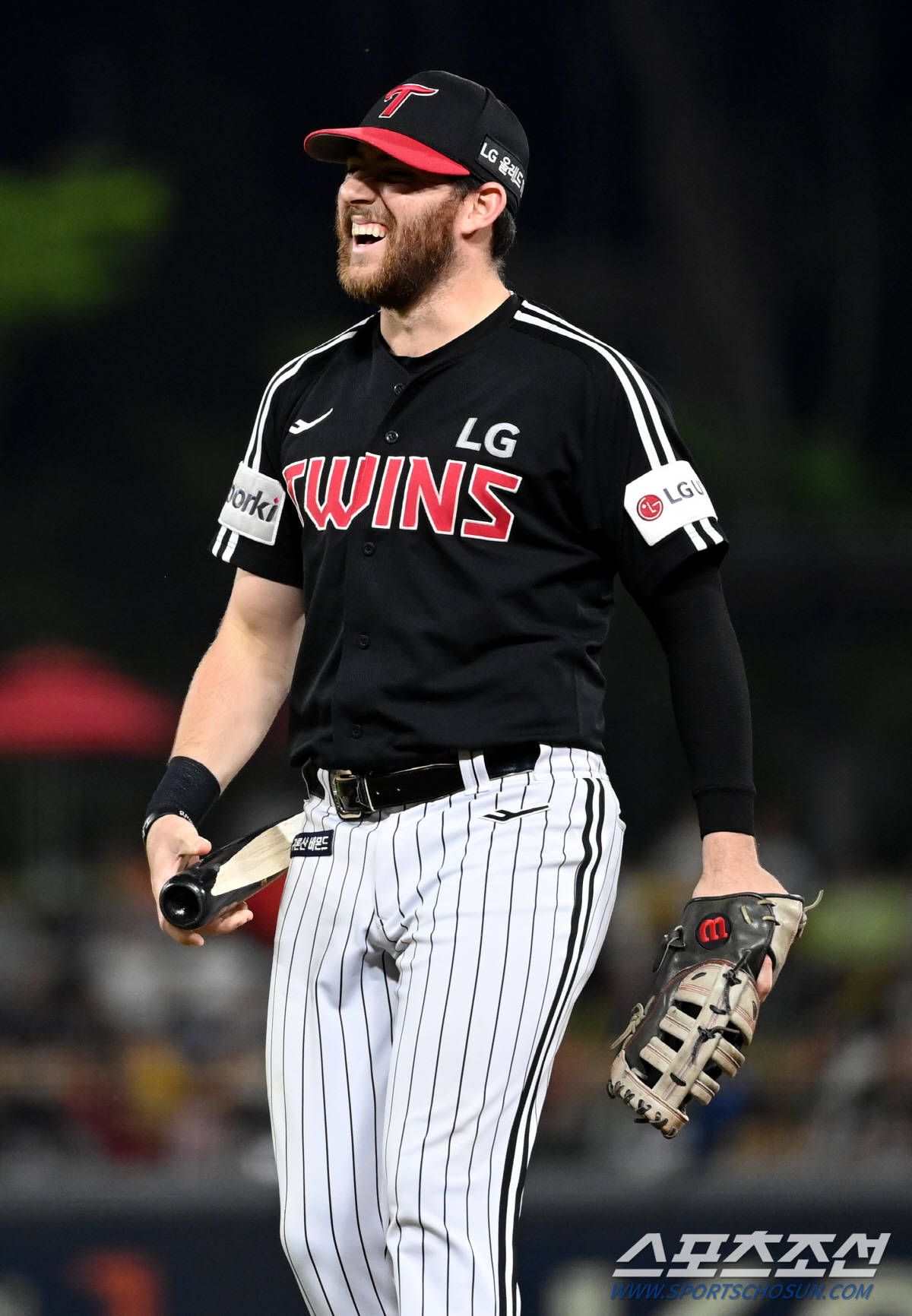 배트보이도 웃게 만든 잠실 오씨의 너스레, 부러진 배트조각 들고 선보인 …