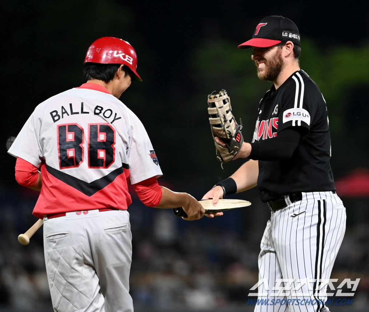 배트보이도 웃게 만든 잠실 오씨의 너스레, 부러진 배트조각 들고 선보인 …