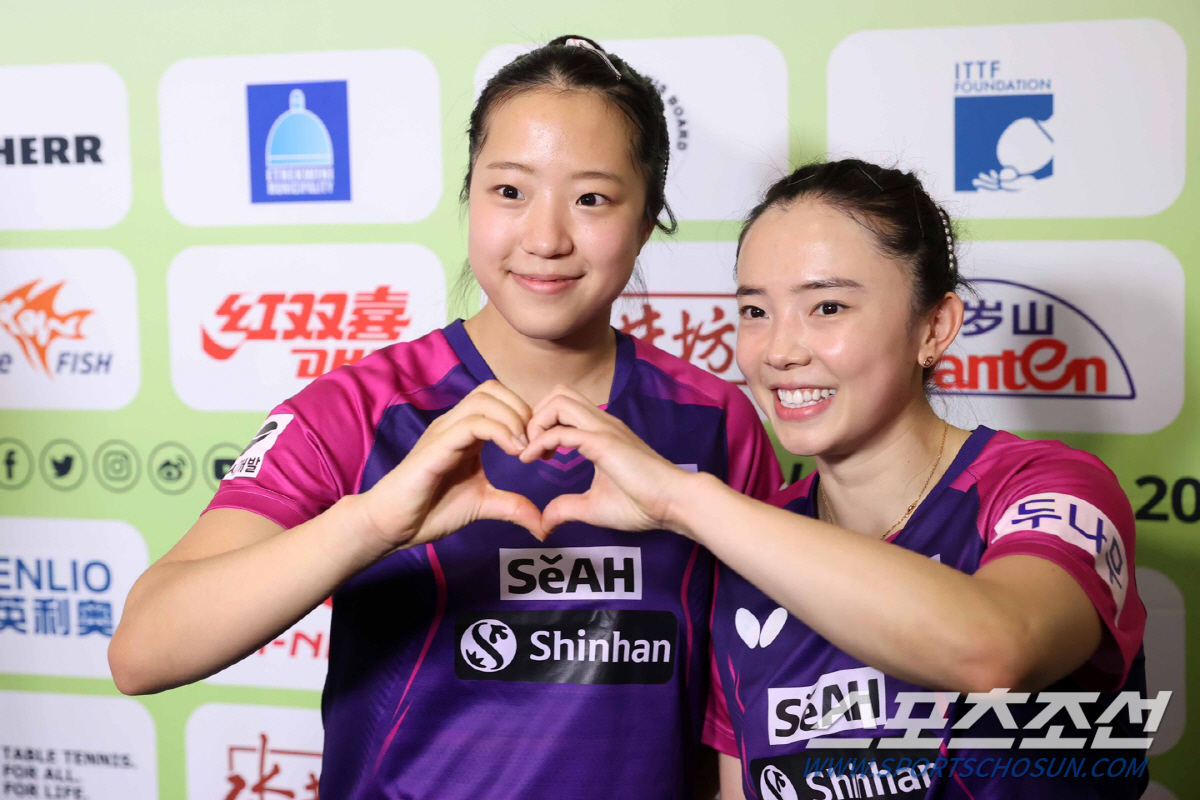 "겁없는 유빈 덕분""언니 보며 와우!" 신유빈X전지희 직접 밝힌 中챔피언조 완파X36년만의 결승행 비결,'띠동갑 에이스'의 미친 케미[세계탁구선수권-인터뷰 전문]