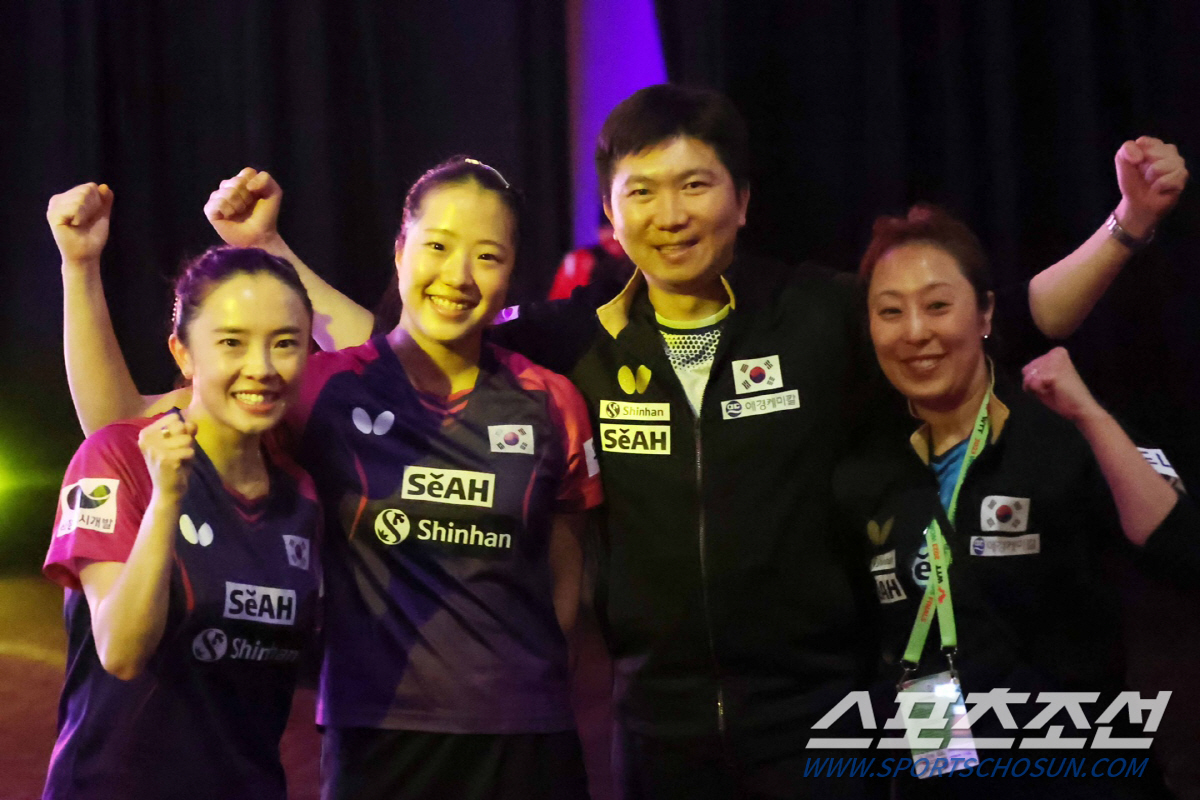 왼쪽부터 전지희, 신유빈, 유승민 대한탁구협회장, 안국희 전무이사. 사진제공=대한탁구협회