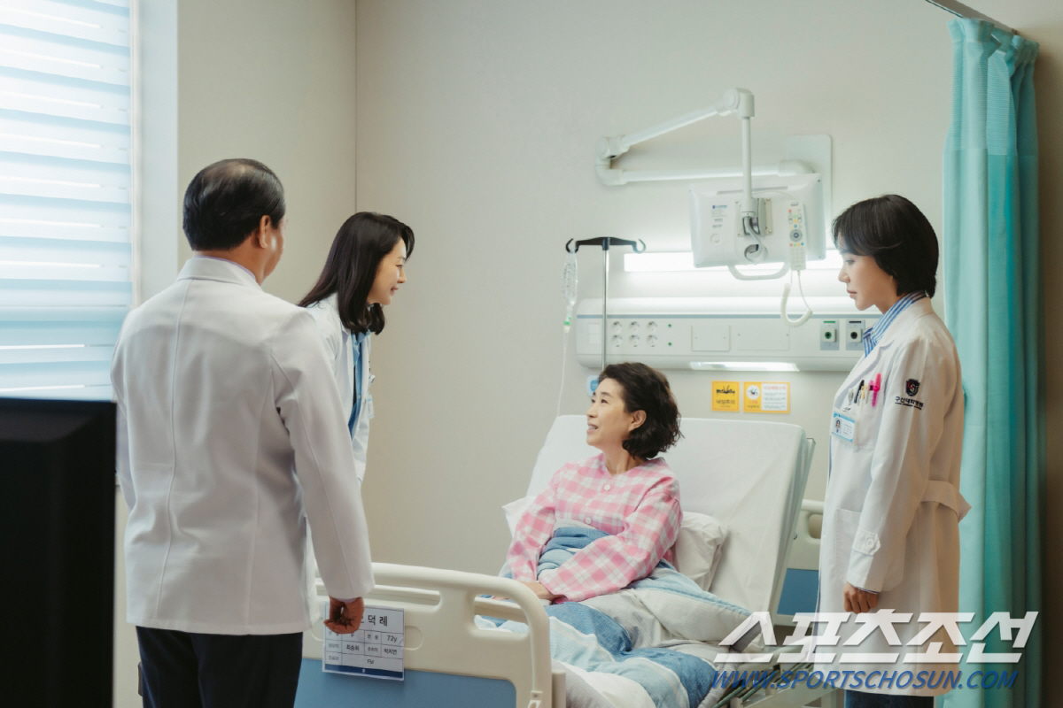 [SC프리뷰]'차정숙' 엄정화·명세빈, 불꽃 대치…사이엔 낀 김병철 그리…