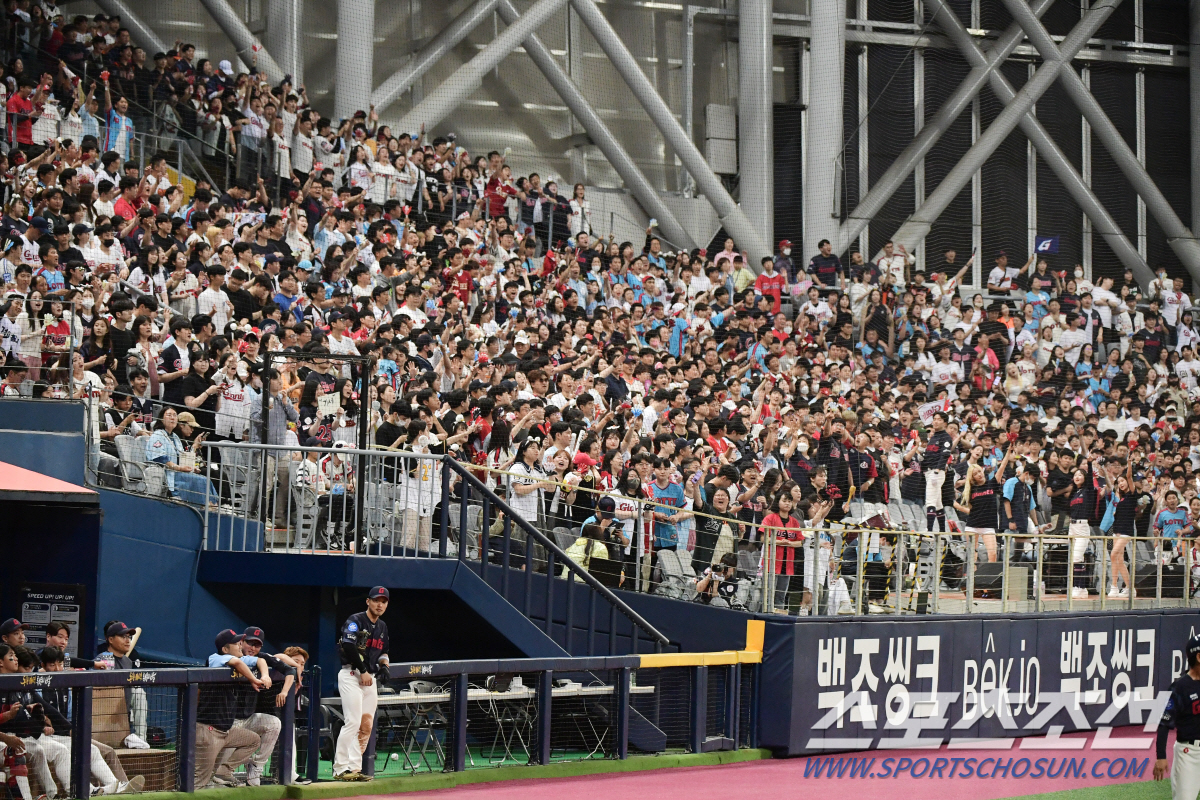 [고척현장]2안타 2타점에 호수비로 펄펄 난 안권수, "팀에 필요한 야구…