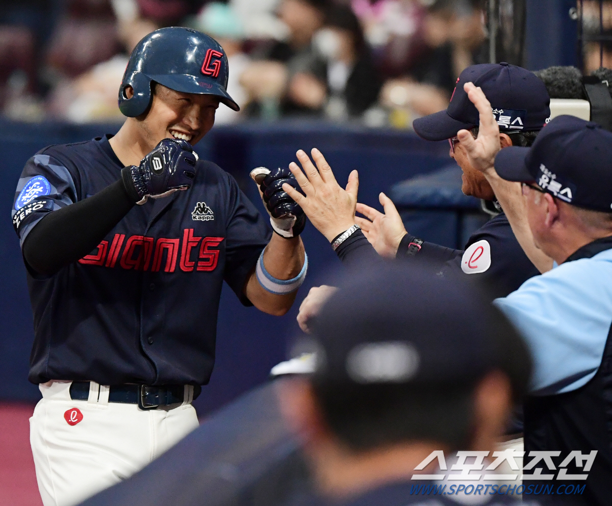 [고척현장]2안타 2타점에 호수비로 펄펄 난 안권수, "팀에 필요한 야구…