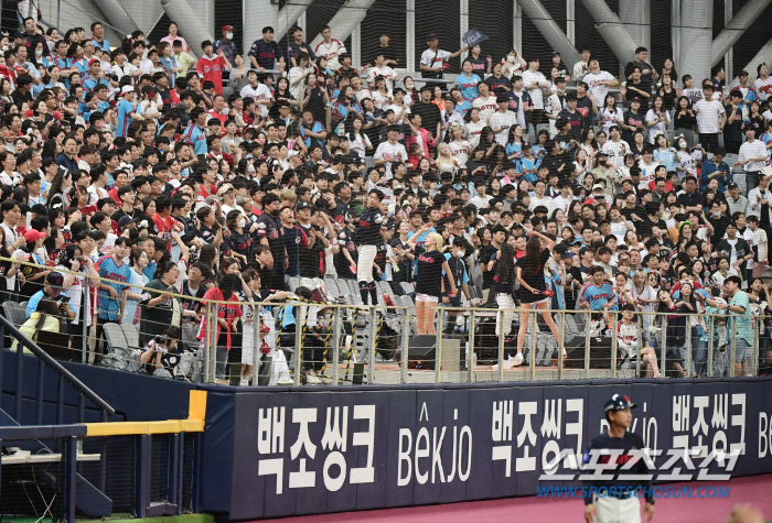 비도 식히지 못한 '롯데 열풍' 고척 3번째 매진, 8차례 1만 관중+ …