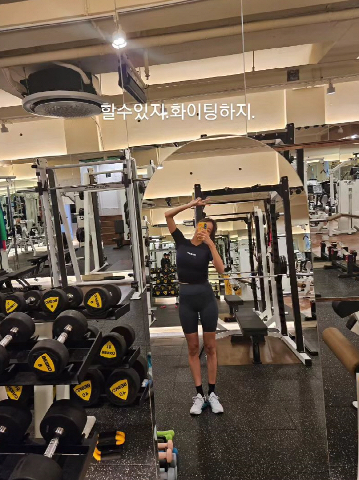 유이, 8kg 쪘다더니 더 탄탄해진 몸매..'원조 꿀벅지'의 반레깅스 각…