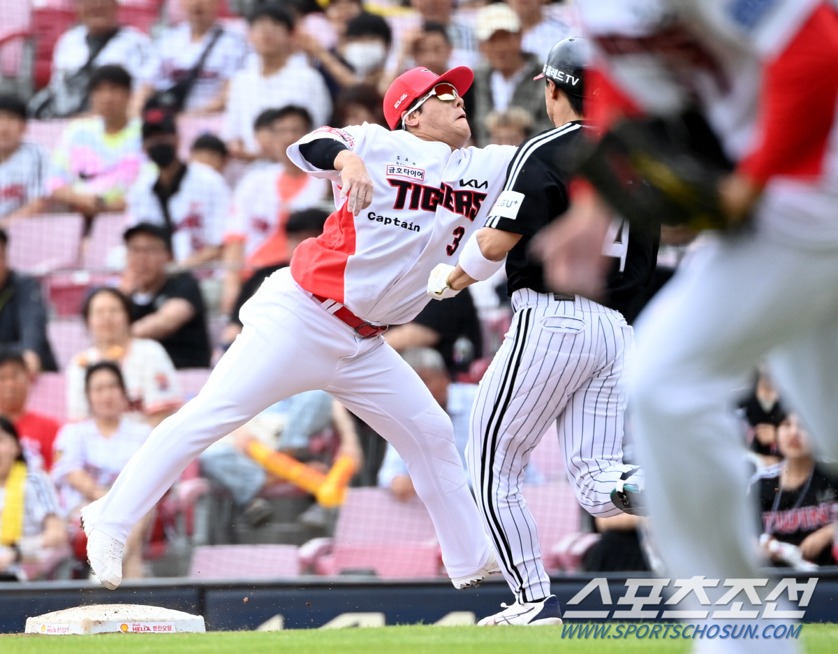 152km 던지면 뭐하나... KIA 앤더슨 3이닝 6실점 조기 강판. …