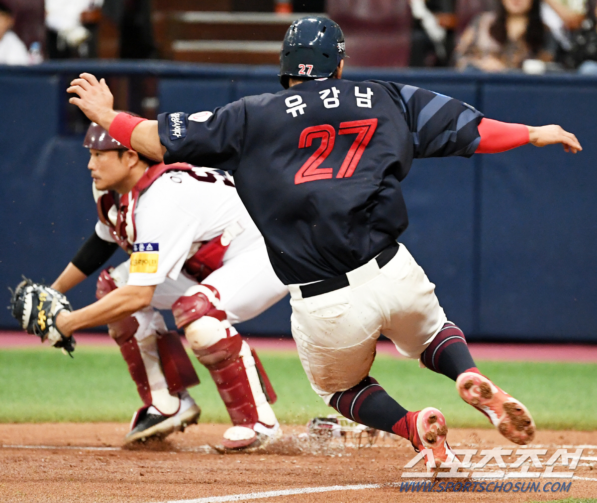 '다리에는 피나고 타구에 턱 맞고' 금강불괴 80억 포수 유강남...9회…