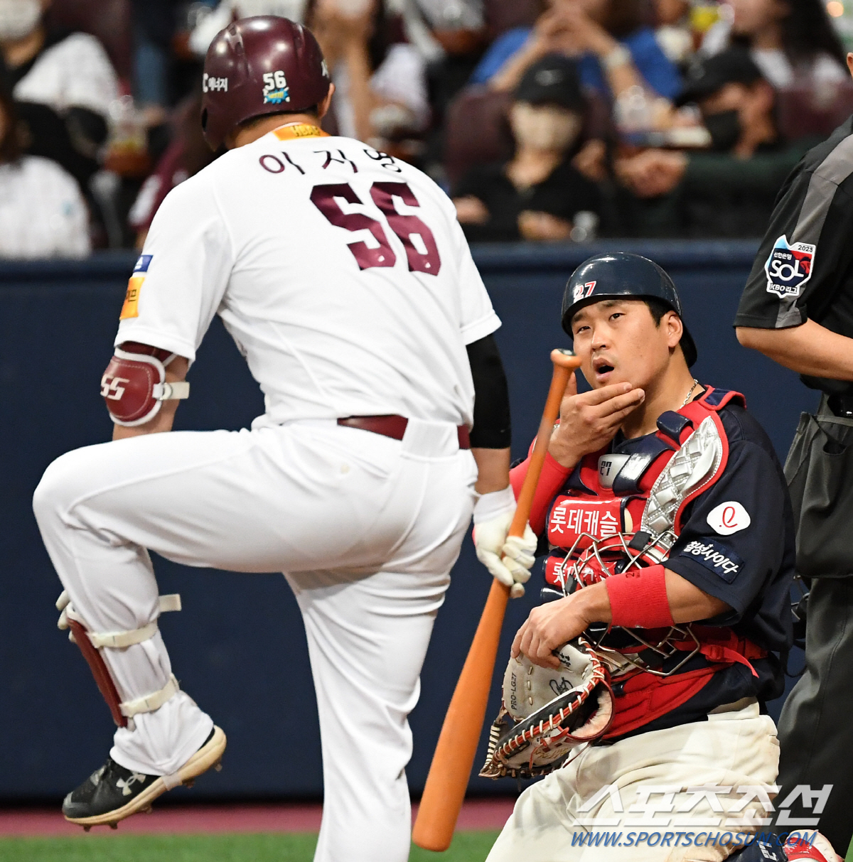 '다리에는 피나고 타구에 턱 맞고' 금강불괴 80억 포수 유강남...9회…