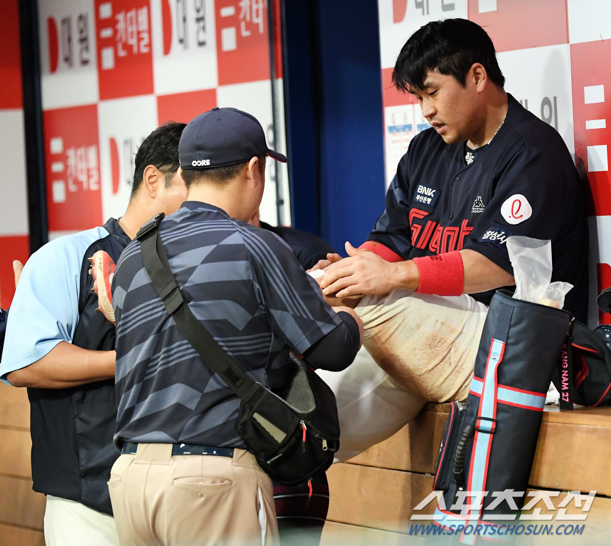 '다리에는 피나고 타구에 턱 맞고' 금강불괴 80억 포수 유강남...9회…
