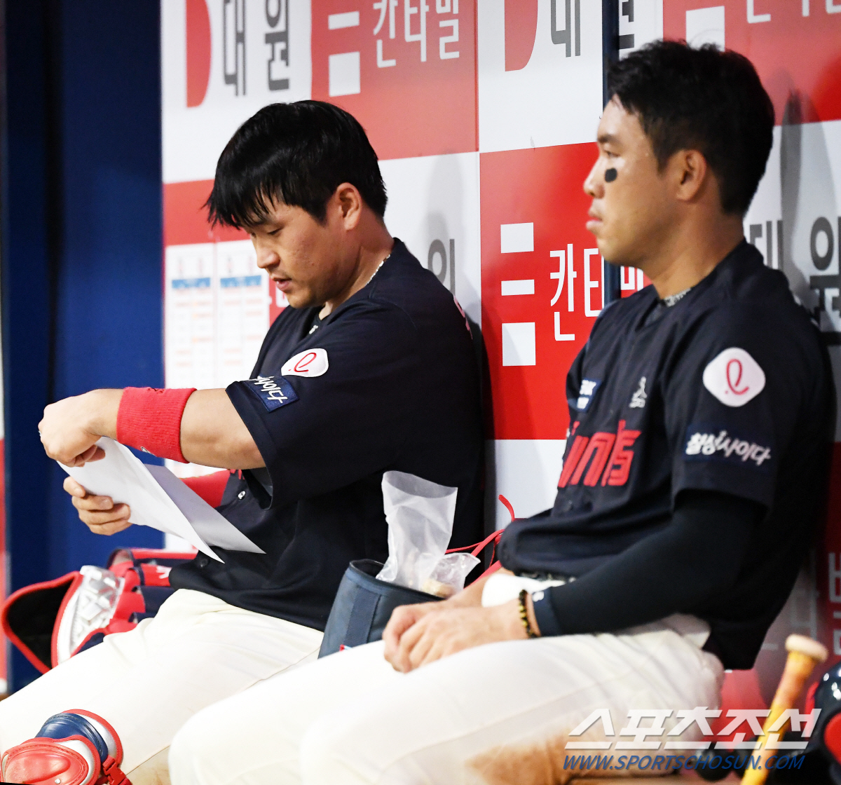 '다리에는 피나고 타구에 턱 맞고' 금강불괴 80억 포수 유강남...9회…