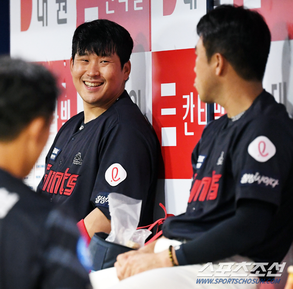 '다리에는 피나고 타구에 턱 맞고' 금강불괴 80억 포수 유강남...9회…