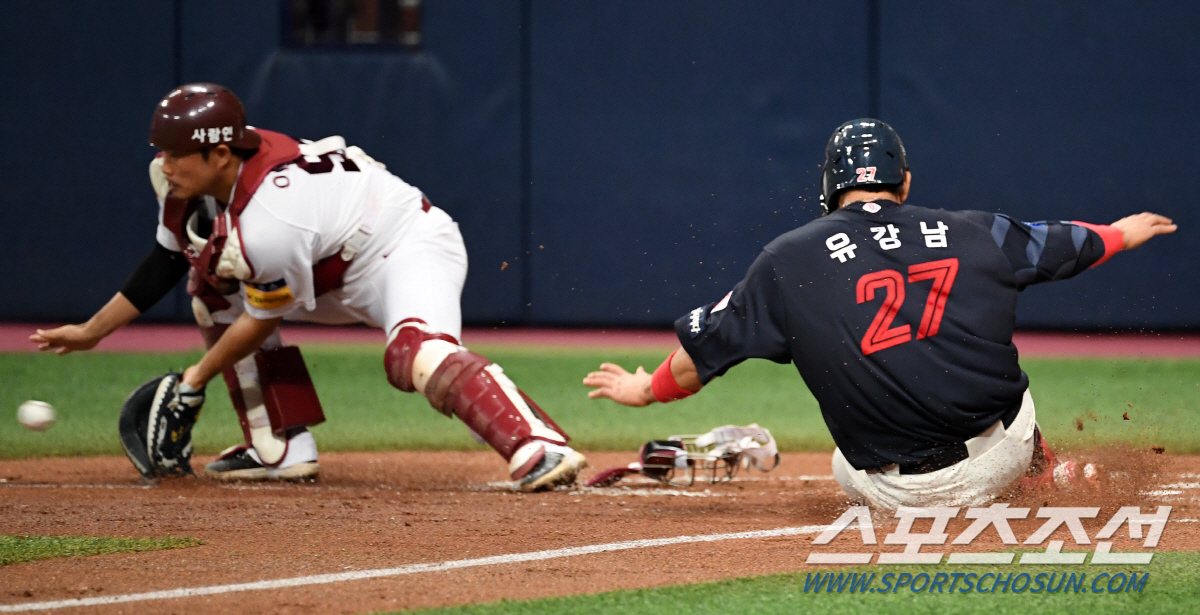 '다리에는 피나고 타구에 턱 맞고' 금강불괴 80억 포수 유강남...9회…