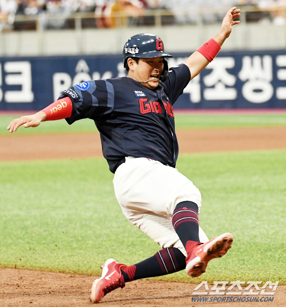 '다리에는 피나고 타구에 턱 맞고' 금강불괴 80억 포수 유강남...9회…