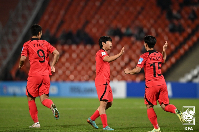 '아리가또 재팬!' 韓에 U-20 월드컵 16강 티켓 선물하고 '사실상 …