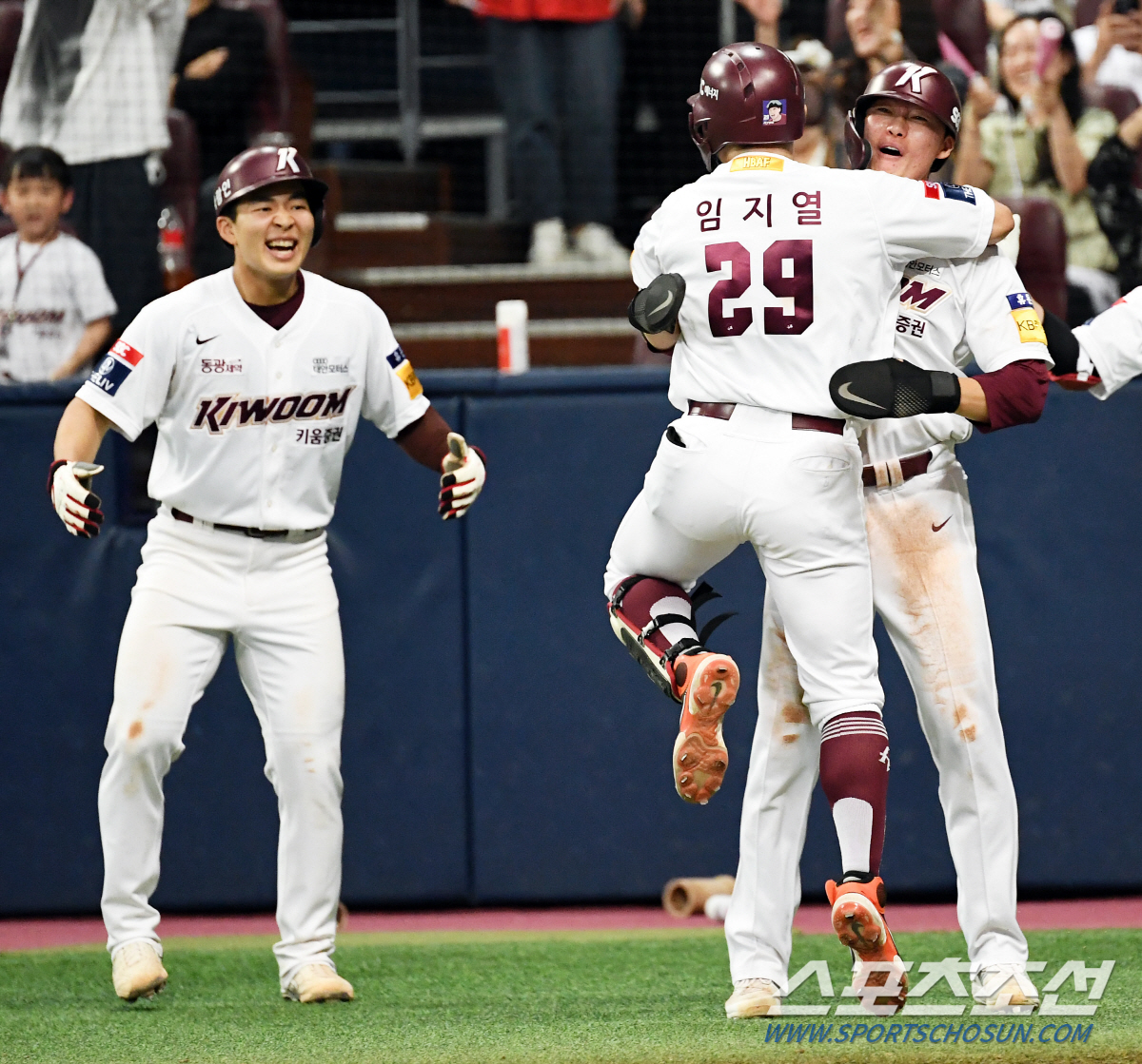 8회 역전 만루포→4연패 탈출! 28세 거포 '각성'의 뒤집기 한방→'2…