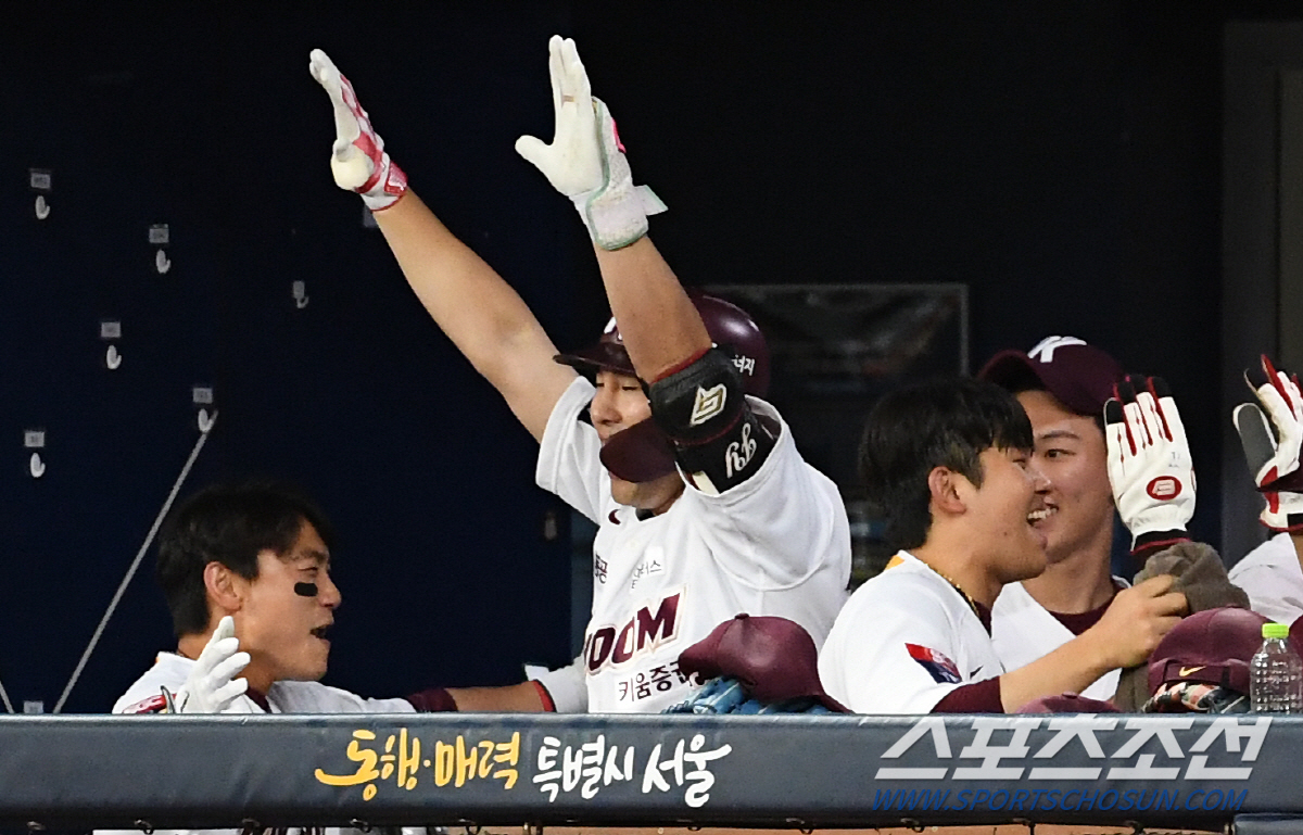 8회 역전 만루포→4연패 탈출! 28세 거포 '각성'의 뒤집기 한방→'2…