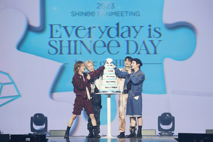 "올해는 우리의 해"…샤이니, 102개국 팬덤 울린 데뷔 15주년 기념 …
