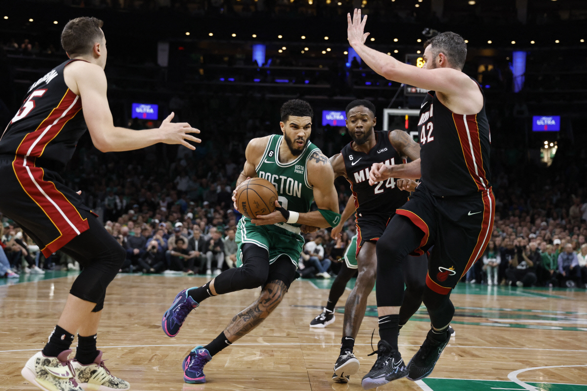 NBA 최초 역스윕 눈 앞 보스턴. 6차전 너무 억울할 뻔했다. 결정적 …