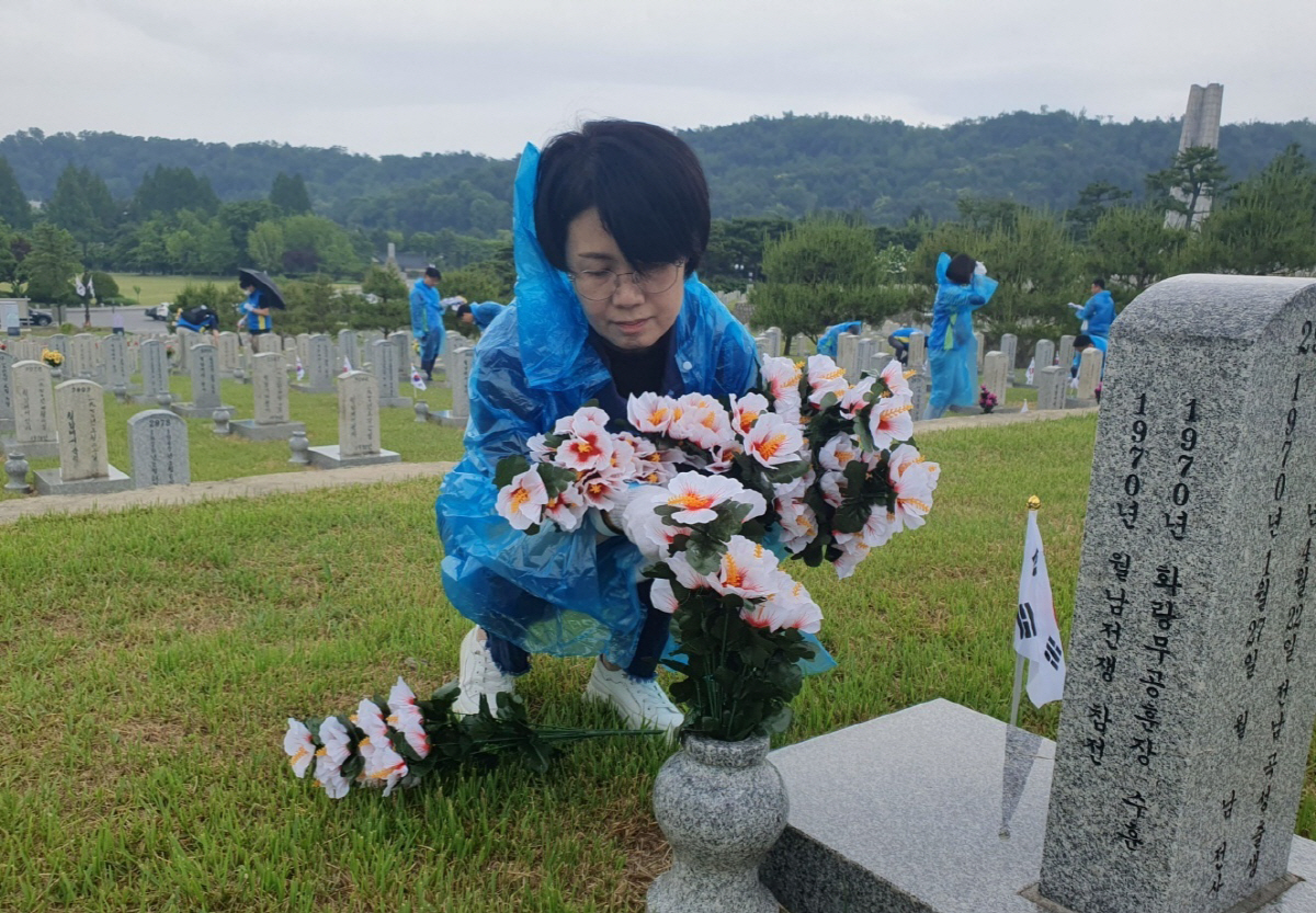 신한은행, 현충원 묘역 환경정비 자원봉사 진행