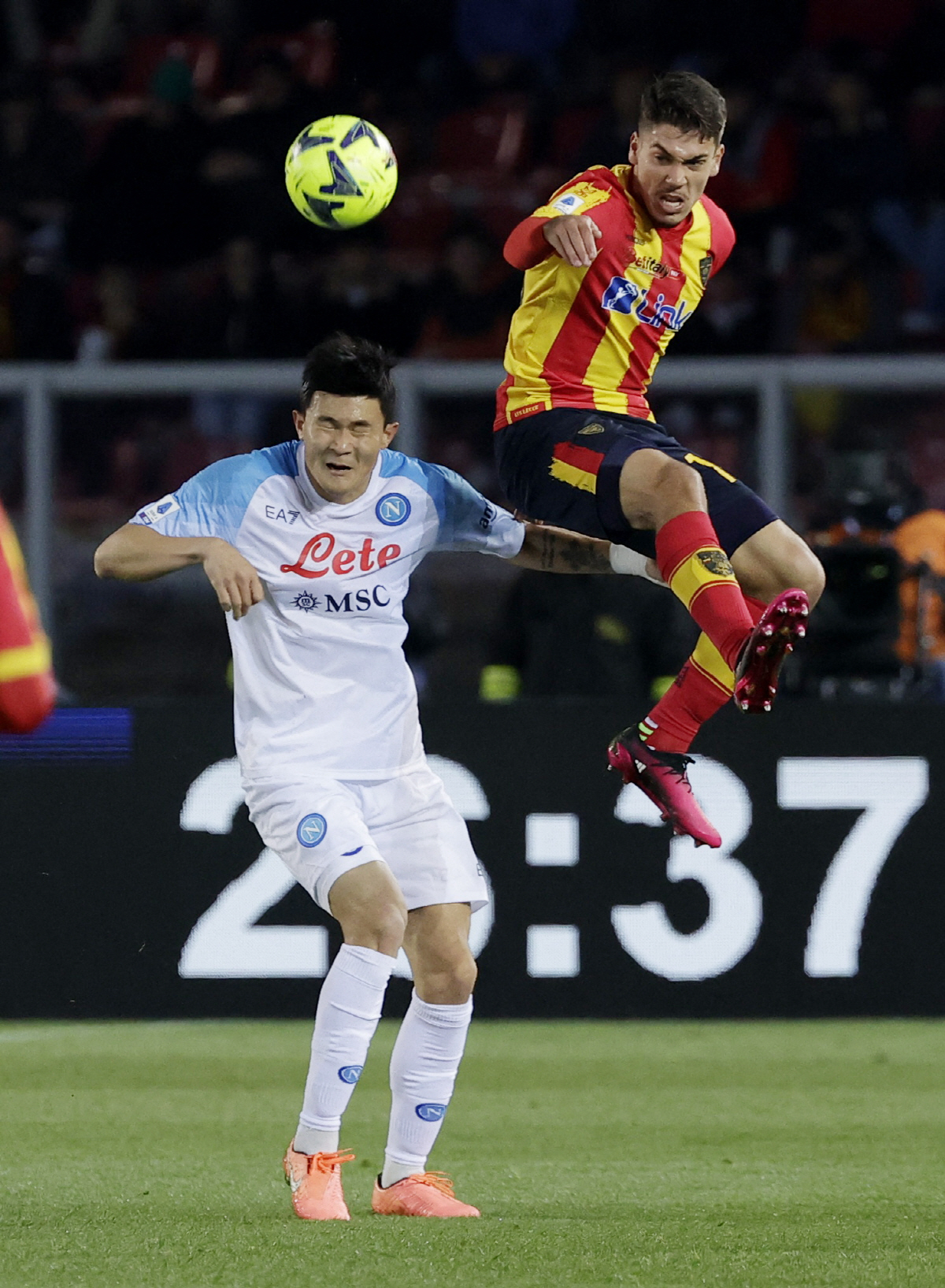 돈, UCL 티켓, 열망.. 조건은 같다, 김민재 영입전 맨유 VS 뉴캐…