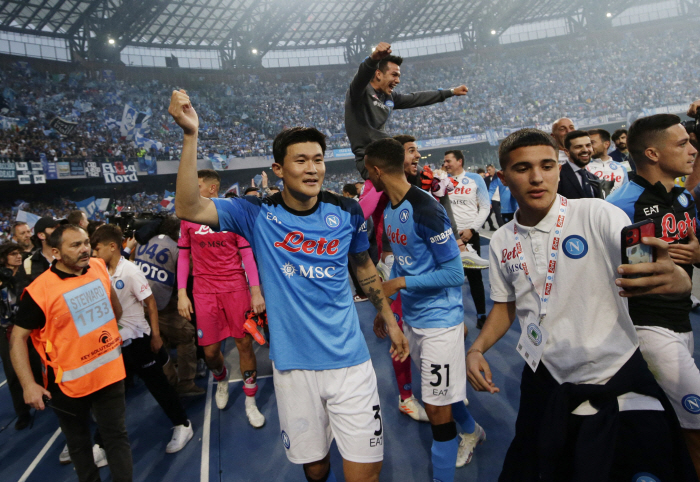 돈, UCL 티켓, 열망.. 조건은 같다, 김민재 영입전 맨유 VS 뉴캐…