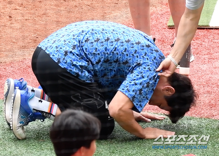 '도대체 누구시길래?' 큰절하는 강민호, 1초의 망설임도 없었다 [인천 …