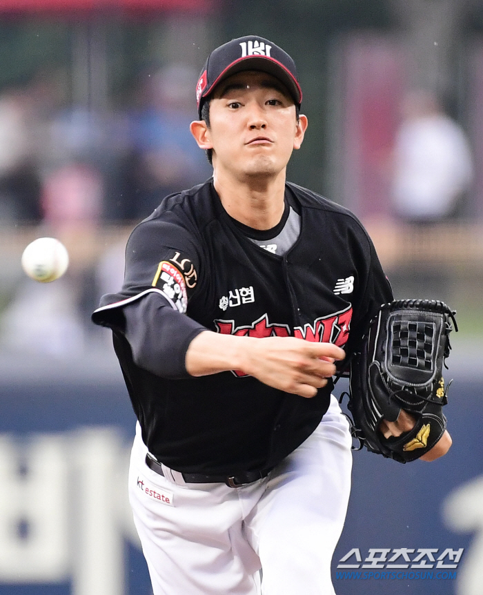 안풀리는 KT…이번엔 토종에이스 '허리통증' 2이닝 36구 강판[광주 현…