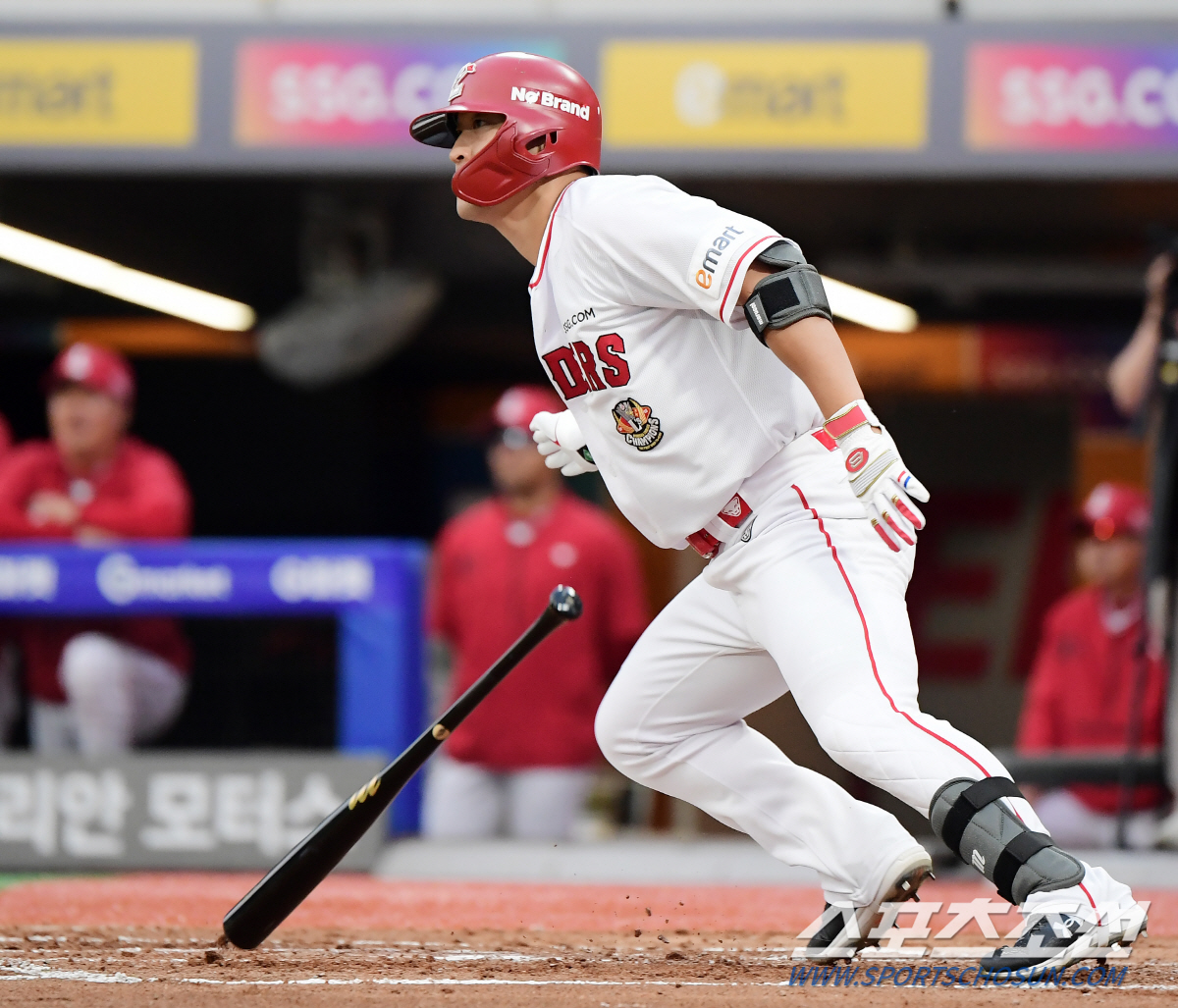 '9회 실점→서진용 아슬아슬 세이브' SSG, 삼성에 1점 차 진땀승[인…