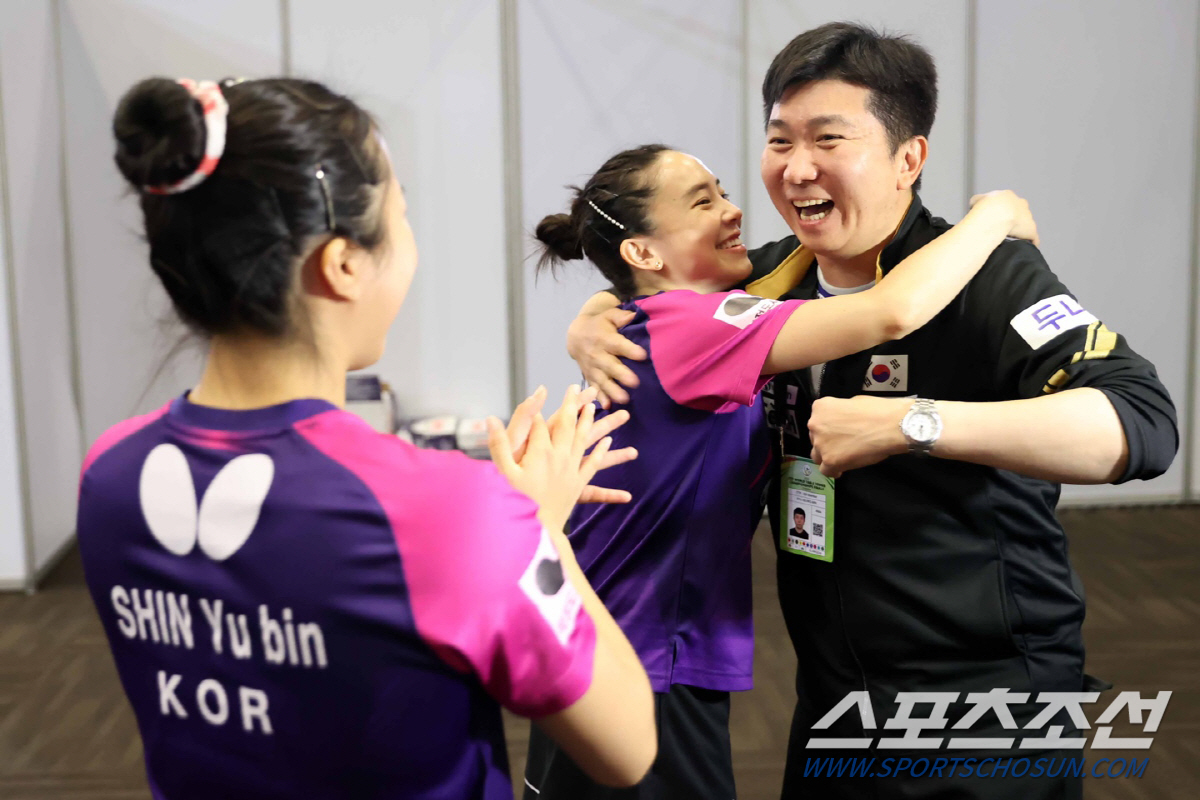 12년 만의 메달 확보 후 유승민 대한탁구협회장과 기쁨을 나누고 있는 전지희-신유빈조. 사진제공=대한탁구협회