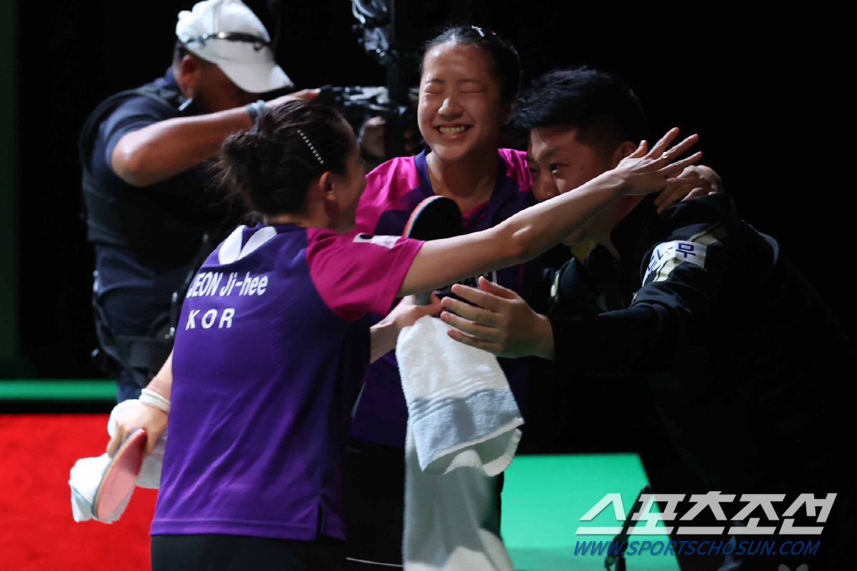 오광헌 여자탁구대표팀 감독과 전지희-신유빈조가 중국 쑨잉샤-왕만위조를 3대0으로 돌려세운 후 환호하고 있다. 사진제공=대한탁구협회