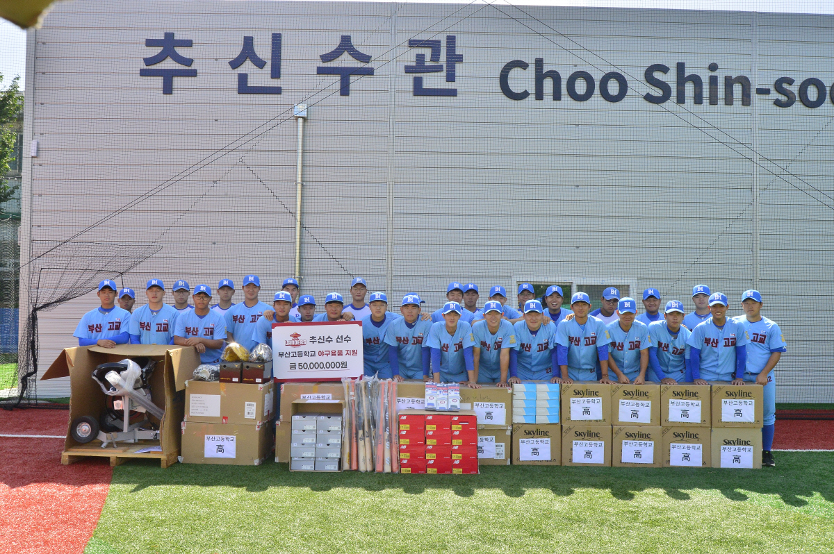 추신수의 통큰 모교사랑, 부산고 첫 황사기 우승 낳았다…LED 조명탑+실…