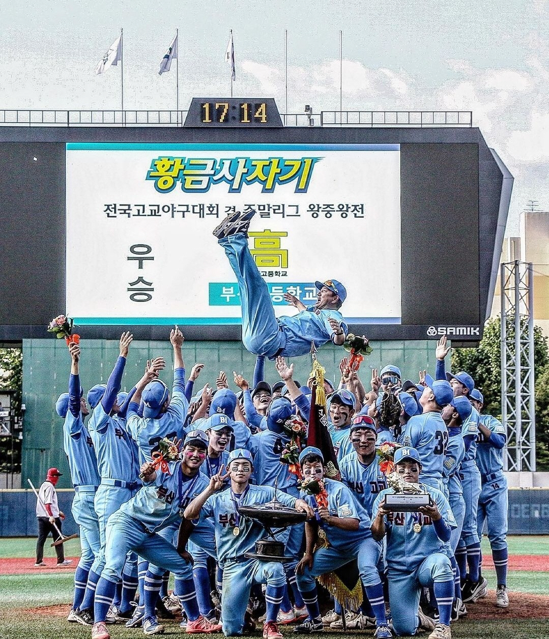 추신수의 통큰 모교사랑, 부산고 첫 황사기 우승 낳았다…LED 조명탑+실…