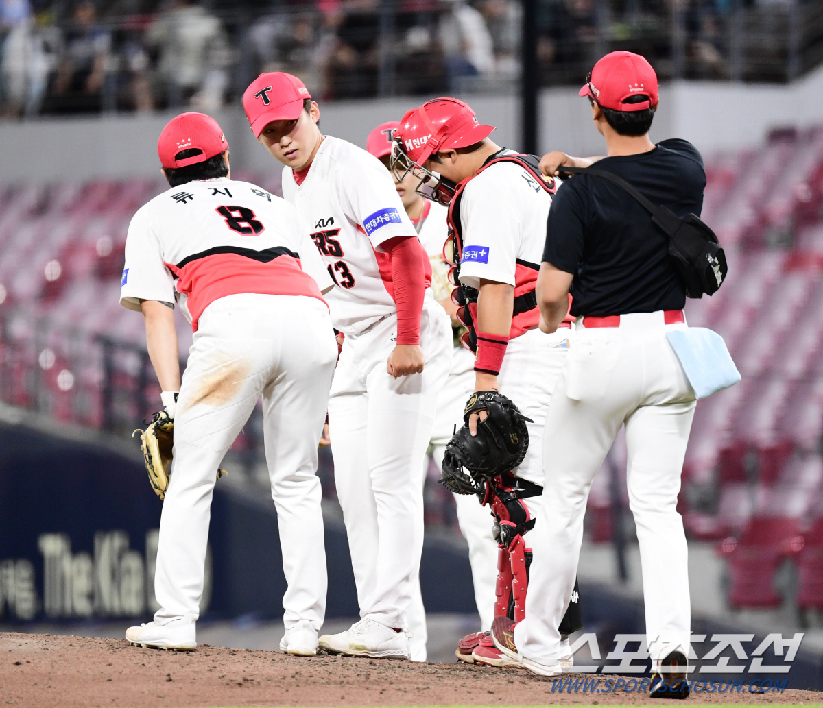 KIA 윤영철, 타구에 왼발등 맞고 교체 "병원 이동 검사 예정"[광주 …