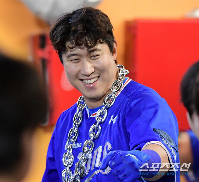 수사자 포효, 친정팀 앞 배트 직접 수거…48일 만의 홈런포로 혈 뚫은 …