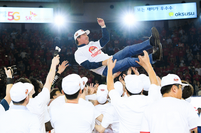 '승리요정→마법사' 최태원 SK 회장, 프로농구 구단주로 변신…자원등판 …