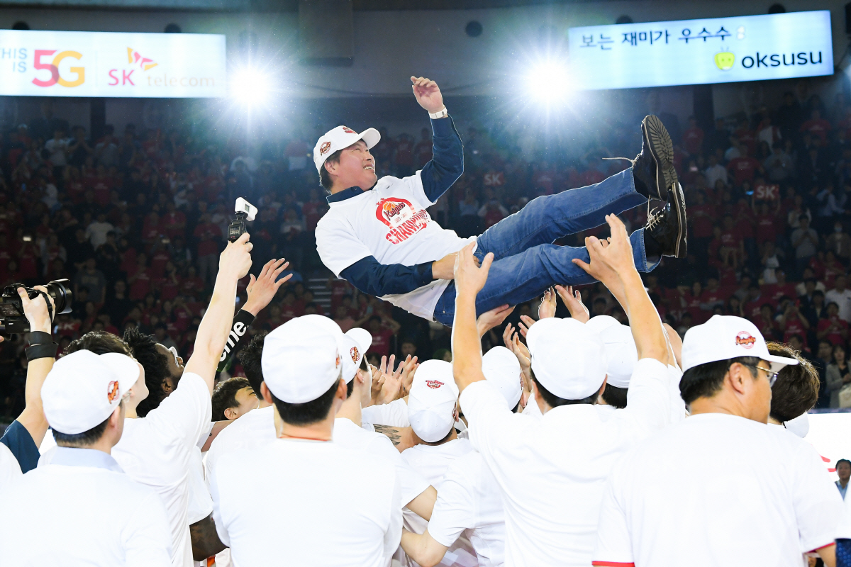 '승리요정→마법사' 최태원 SK 회장, 프로농구 구단주로 변신…자원등판 …