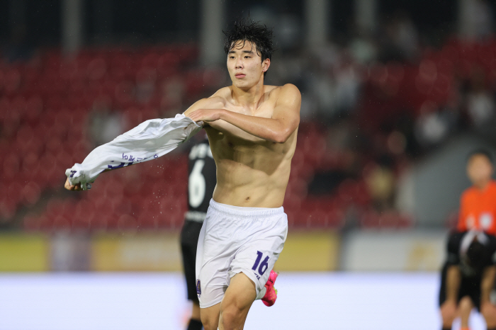 FC안양 '상위권 초접전' K리그2 선두 탈환, 창단 11년 만에 승격 …