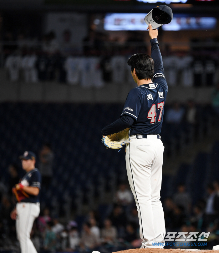 '이걸 잡았다고?' 깜짝 놀란 선발 곽빈, 안타+타점 도둑맞은 김주원..…