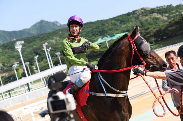 [경마]승승장구 임기원 기수, 늦깎이에서 대기만성 아이콘으로