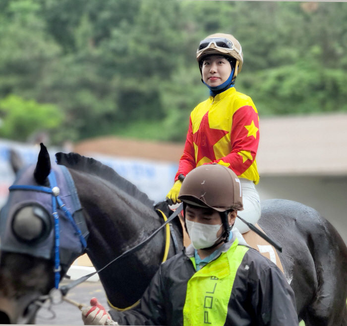 [경마]MZ세대 여성기수를 만나다… 개인통산 100승 달성, 최은경 기수